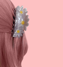 Load image into Gallery viewer, Daisy Hair Clip
